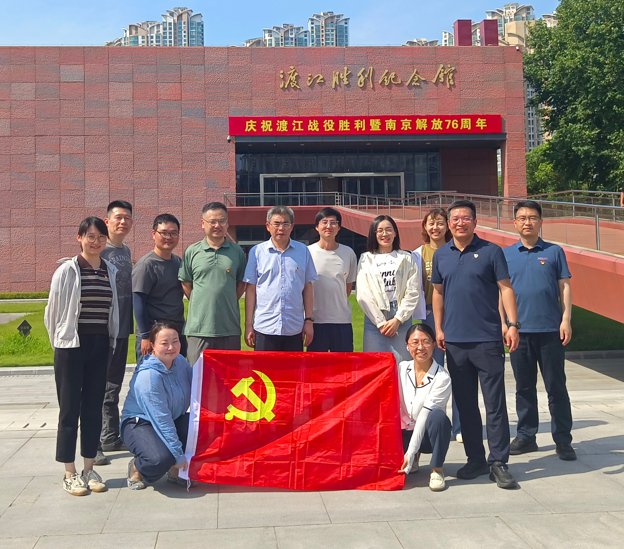 门口合照.jpg