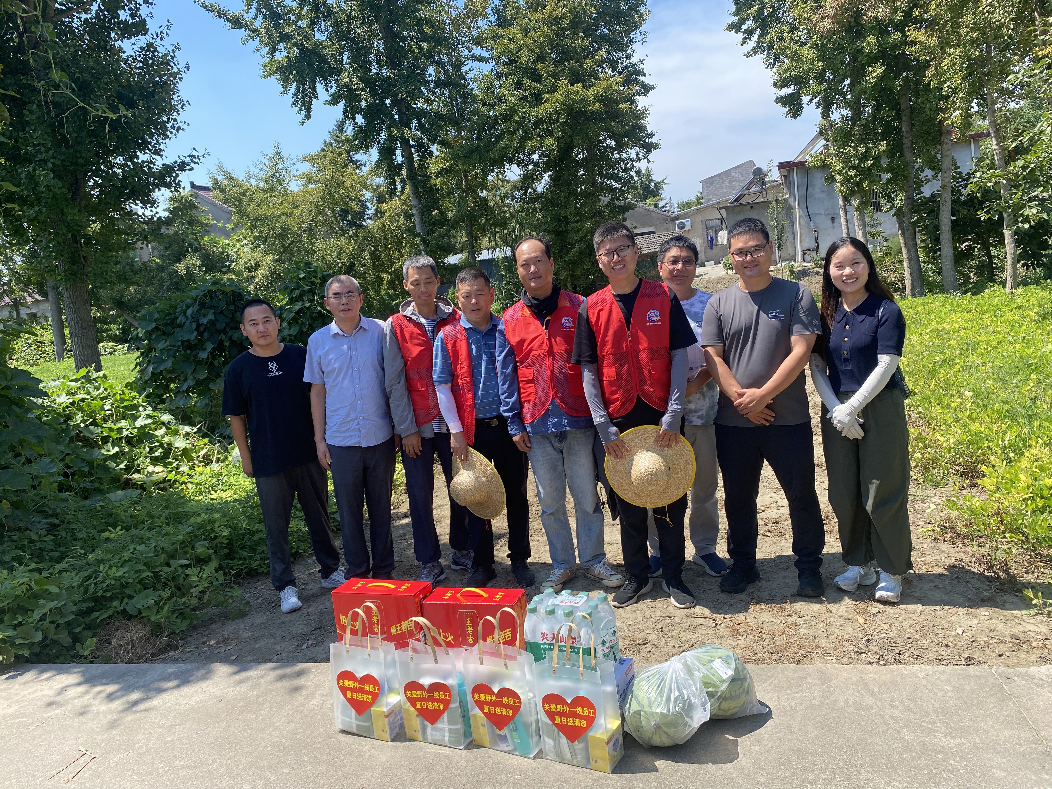 姜堰新增耕地土壤污染调查项目”现场送清凉.JPG